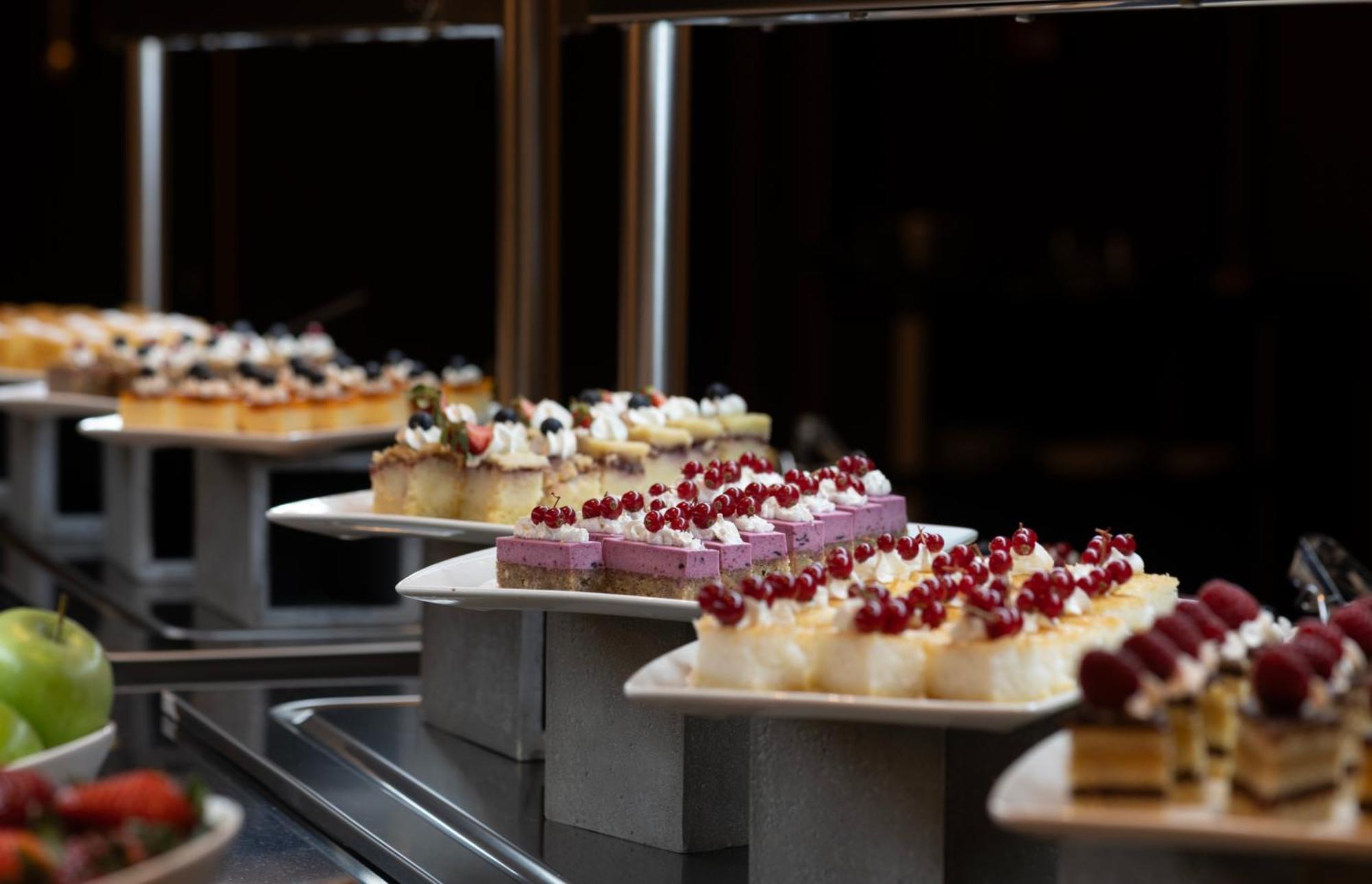 Goldeneye Hotel & Casino Svilengrad Exterior foto A selection of cakes