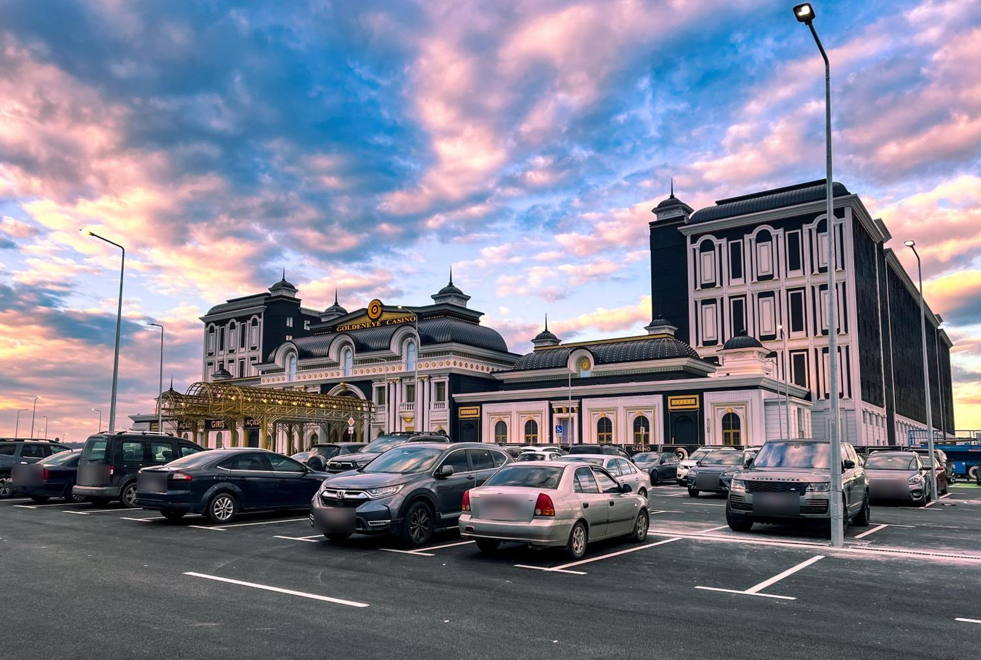 Goldeneye Hotel & Casino Svilengrad Exterior foto The station building